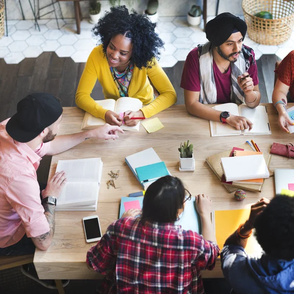 Groupe de personnes diverses travaillant ensemble — Photo