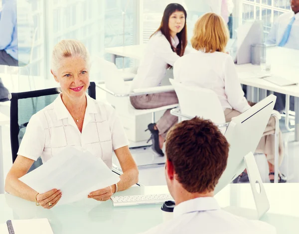 Geschäftsleute im Büro — Stockfoto