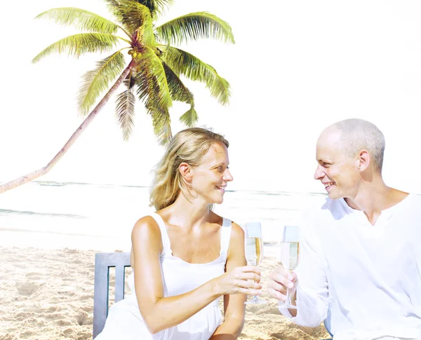 Romantikus pár a strandon koncepció — Stock Fotó