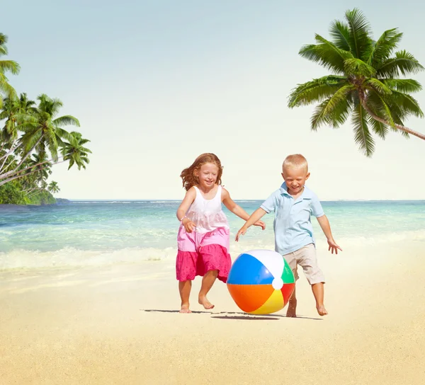 Bambini che giocano al Beach Summer Concept — Foto Stock