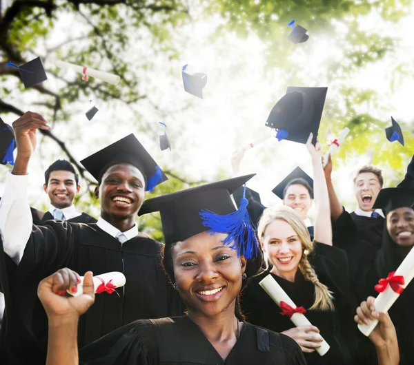 Diversidade Estudantes celebrando o conceito de graduação — Fotografia de Stock