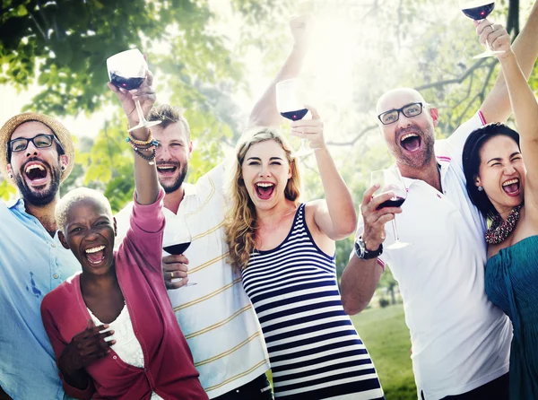 Friends Hanging Out Outdoors — Stock Photo, Image