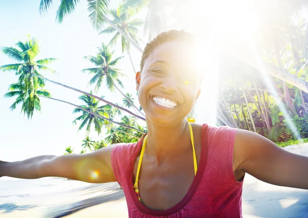 Afrikanerin bei Strandkonzept — Stockfoto