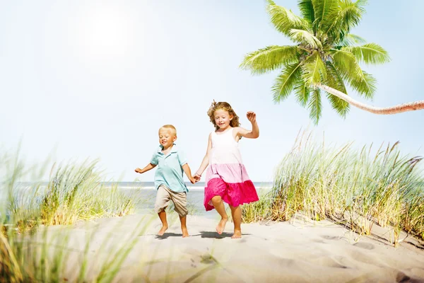 Fratello e sorella al Beach Bonding Concept — Foto Stock