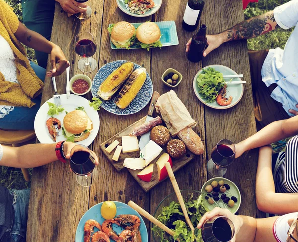 Amigos pasando el rato en la fiesta al aire libre — Foto de Stock