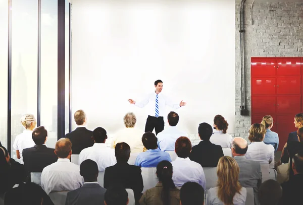 Affärsmän på presentationen i Office — Stockfoto