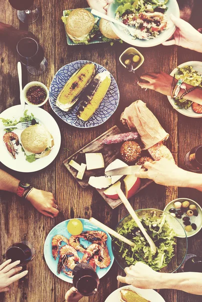 屋外での昼食会を持つ人々 — ストック写真