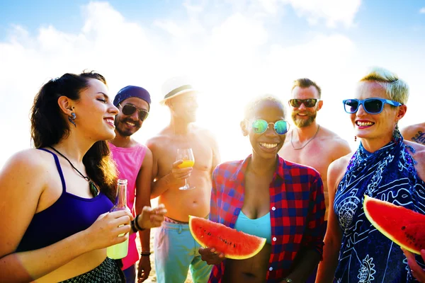 Amigos en vacaciones de verano Concepto de vacaciones —  Fotos de Stock