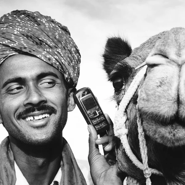 Aziatische man met telefoon — Stockfoto