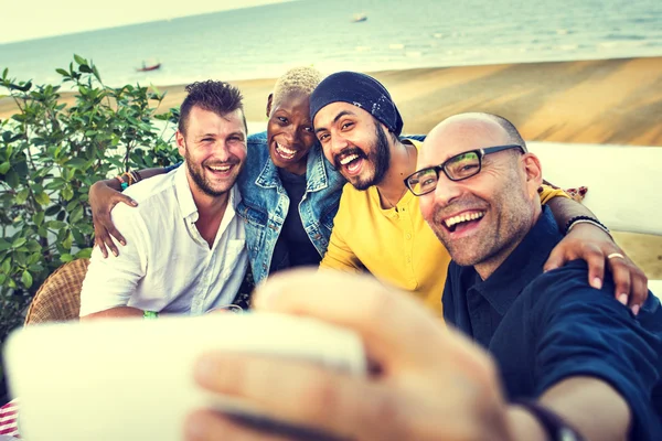 Vänner att ta selfie på stranden — Stockfoto