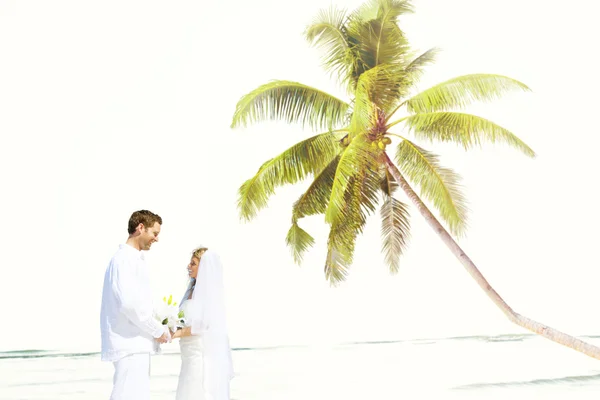 Par på stranden, äktenskap koncept — Stockfoto