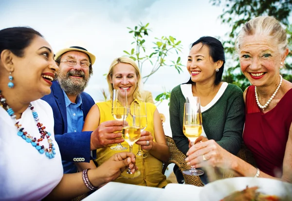 Amici appendere fuori sulla festa al ristorante sul tetto — Foto Stock