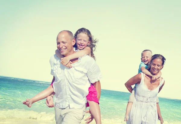 Familie am Strand, Sommerkonzept — Stockfoto