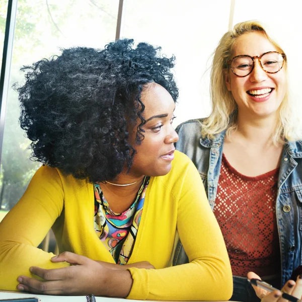 Diverse Studenten Brainstorming im Klassenzimmer — Stockfoto