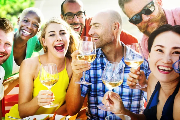 Amigos pasando el rato en la fiesta al aire libre —  Fotos de Stock