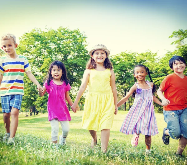 Barn gå, lycka koncept — Stockfoto