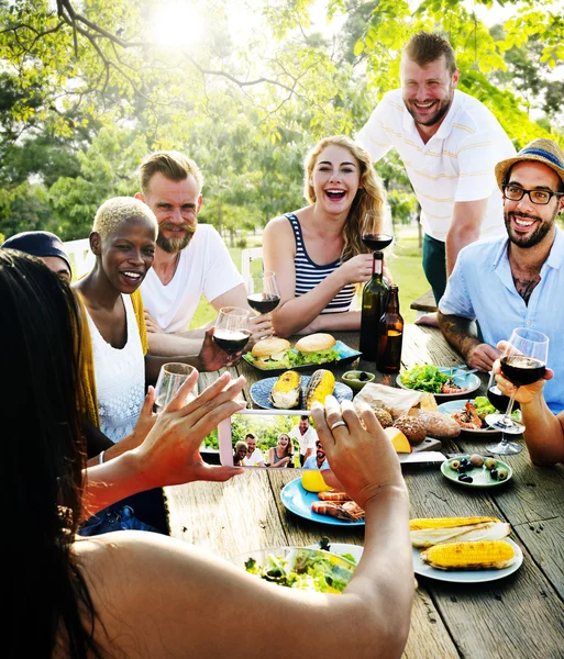 Друзі повечеряти на відкритому повітрі — стокове фото