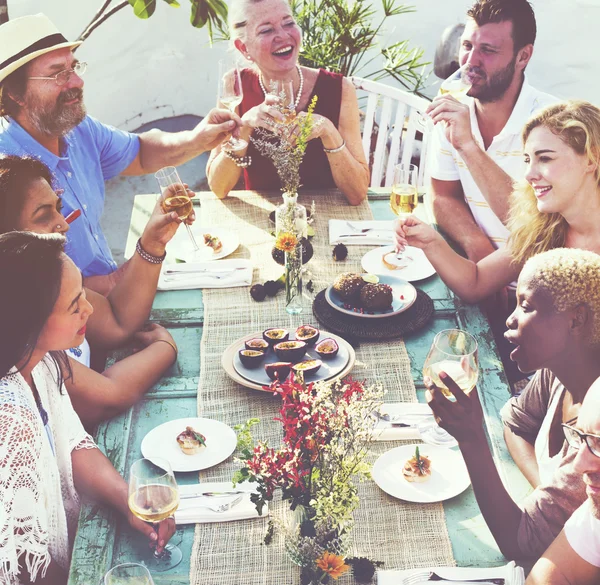 Diverse mensen buiten — Stockfoto