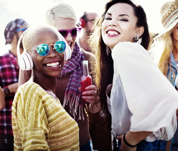 Fiesta en la playa Juntos y amistad — Foto de Stock