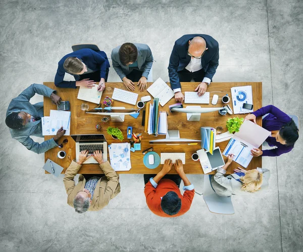 Multi-etnische groep van mensen die samenwerken — Stockfoto