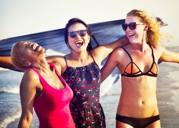 Kvinnlighet tjejer på stranden — Stockfoto