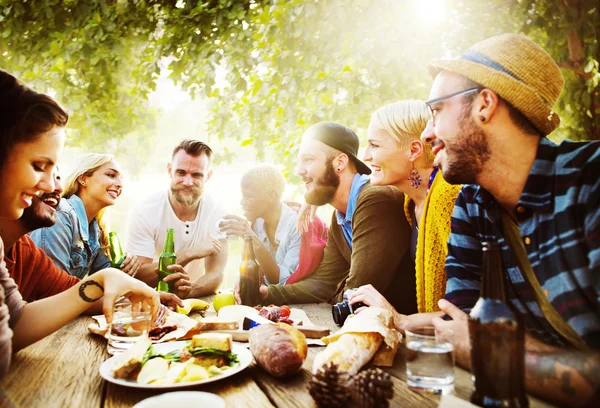 Amis traînant à la fête en plein air — Photo