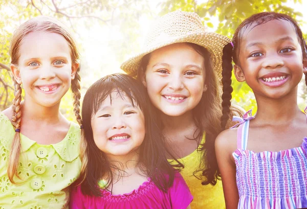Przyjaciół dzieci w parku koncepcji różnorodności — Zdjęcie stockowe