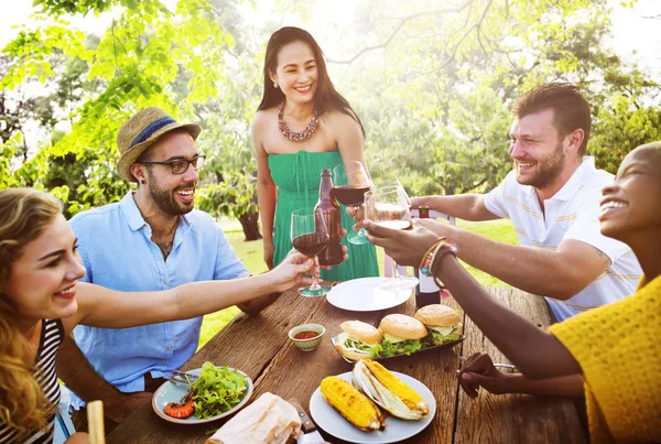 Friends Hanging Out Outdoors — Stock Photo, Image