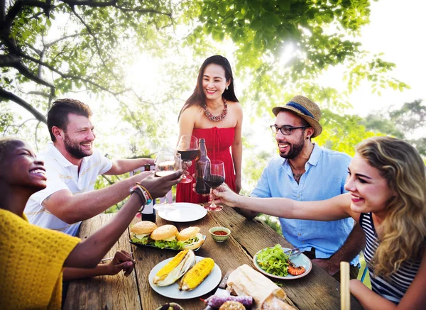 在户外用餐的朋友 — 图库照片