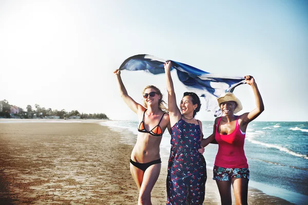 Chicas de feminidad en la playa — Foto de Stock