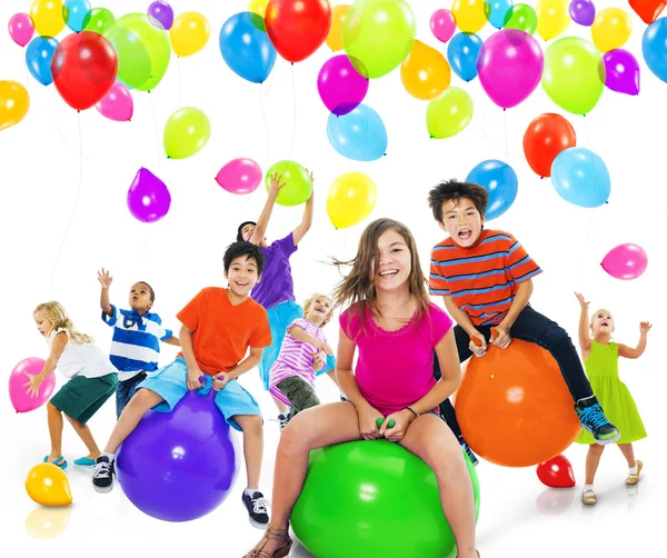 Niños felices jugando juntos — Foto de Stock