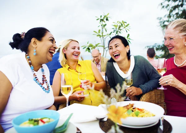 Amici appendere fuori sulla festa al ristorante sul tetto — Foto Stock