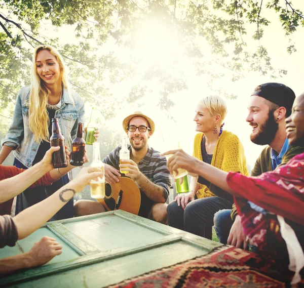 Vrienden opknoping uit bij Outdoors partij — Stockfoto