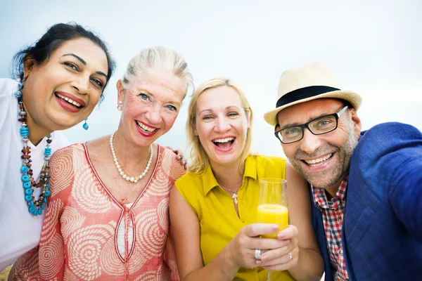 Amigos pasando el rato en la fiesta en el restaurante de la azotea — Foto de Stock