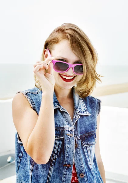 Mujer bonita en concepto de playa — Foto de Stock