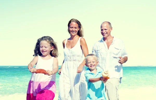 Familie lopen speels op vakantie Concept — Stockfoto