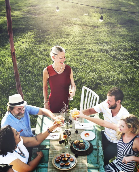 Friends Hanging Out Outdoors — Stock Photo, Image