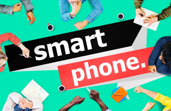 Skupina podnikatelů a chytrý telefon — Stock fotografie
