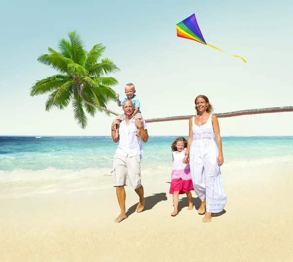 Famiglia in spiaggia, Concetto estivo — Foto Stock