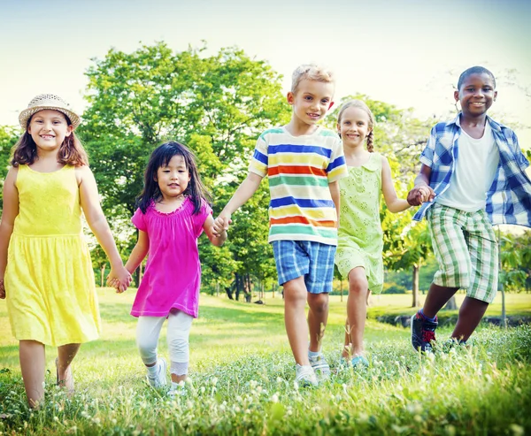 Barn i parken vänner koncept — Stockfoto