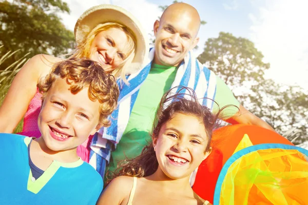 Familie Kinder Eltern spielerisch — Stockfoto