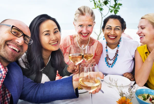 Vrienden opknoping op partij op restaurant op het dak — Stockfoto