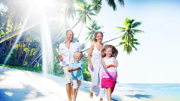 Famiglia in spiaggia, concetto di paradiso tropicale — Foto Stock