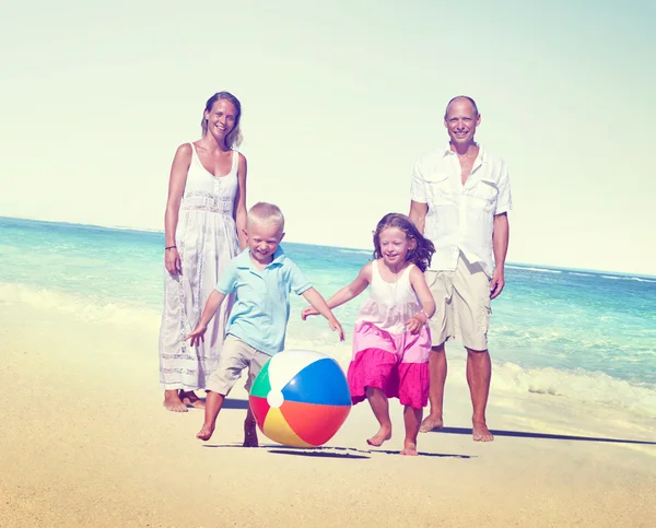 Famiglia in spiaggia, Concetto estivo — Foto Stock