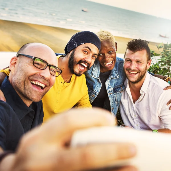 Vänner att ta selfie på stranden — Stockfoto