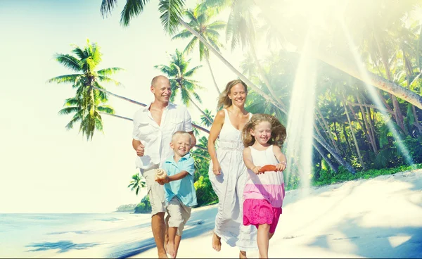 Famiglia in spiaggia, concetto di paradiso tropicale — Foto Stock