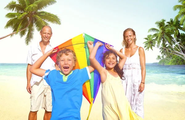 Familie am Strand, Sommerkonzept — Stockfoto