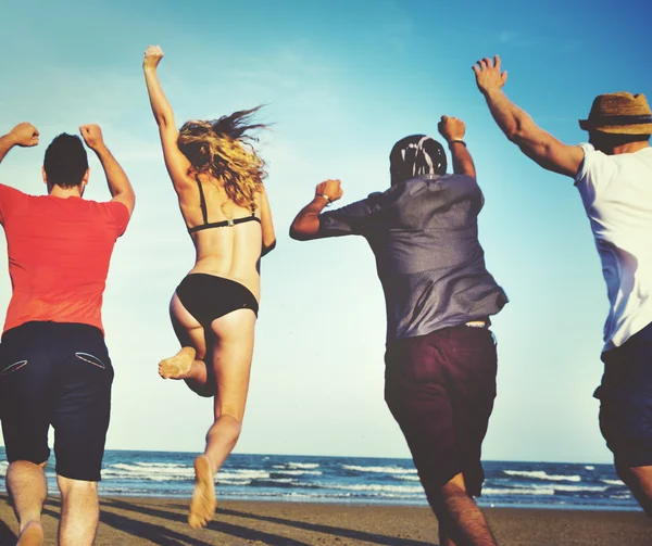 Vänner på sommaren Beach — Stockfoto