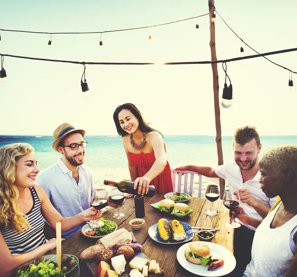 Freunde essen am Strand — Stockfoto