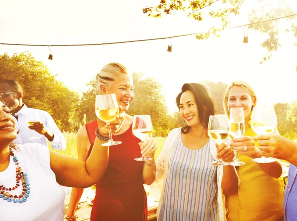 Verschiedene Menschen im Freien — Stockfoto